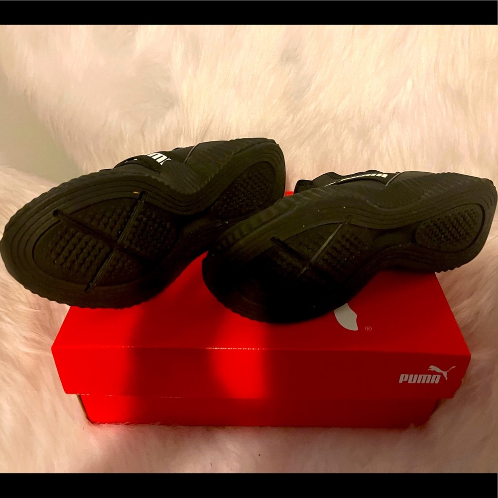 Black and white puma sneakers. Very comfortable, cute and sleek.
